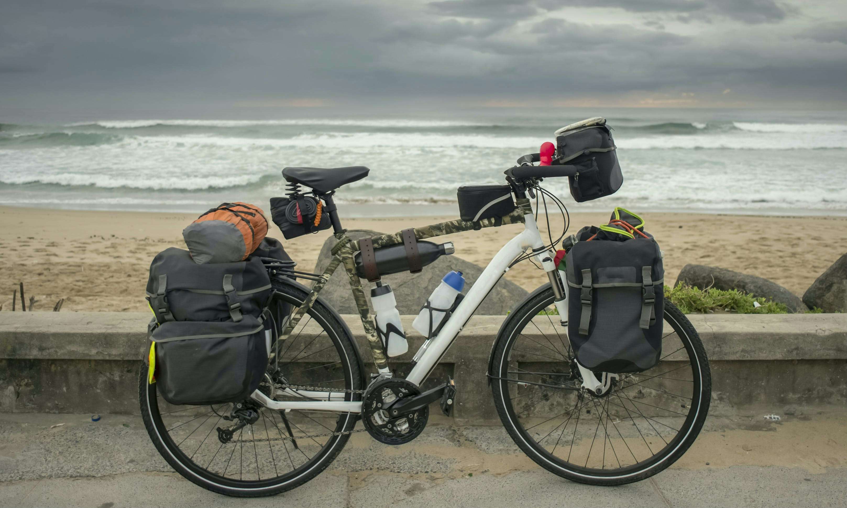Entièrement équipé pour le cyclotourisme : sacoches avant et arrière, sac de guidon, sac de cadre et petit sac de selle.