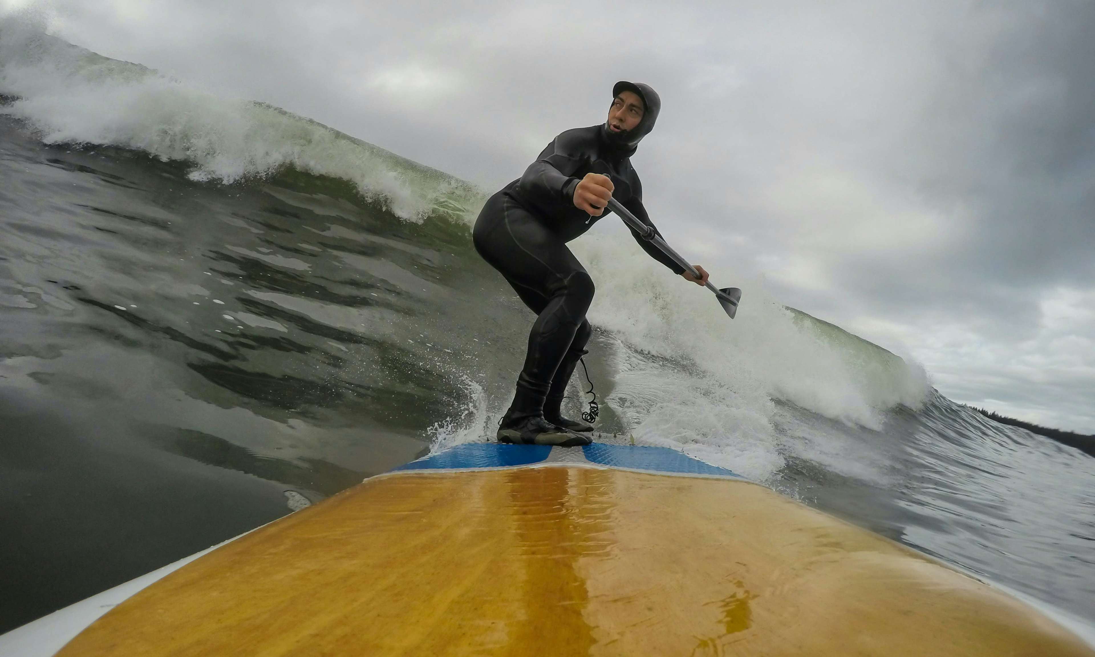 un surfeur à pagaie sur une vague