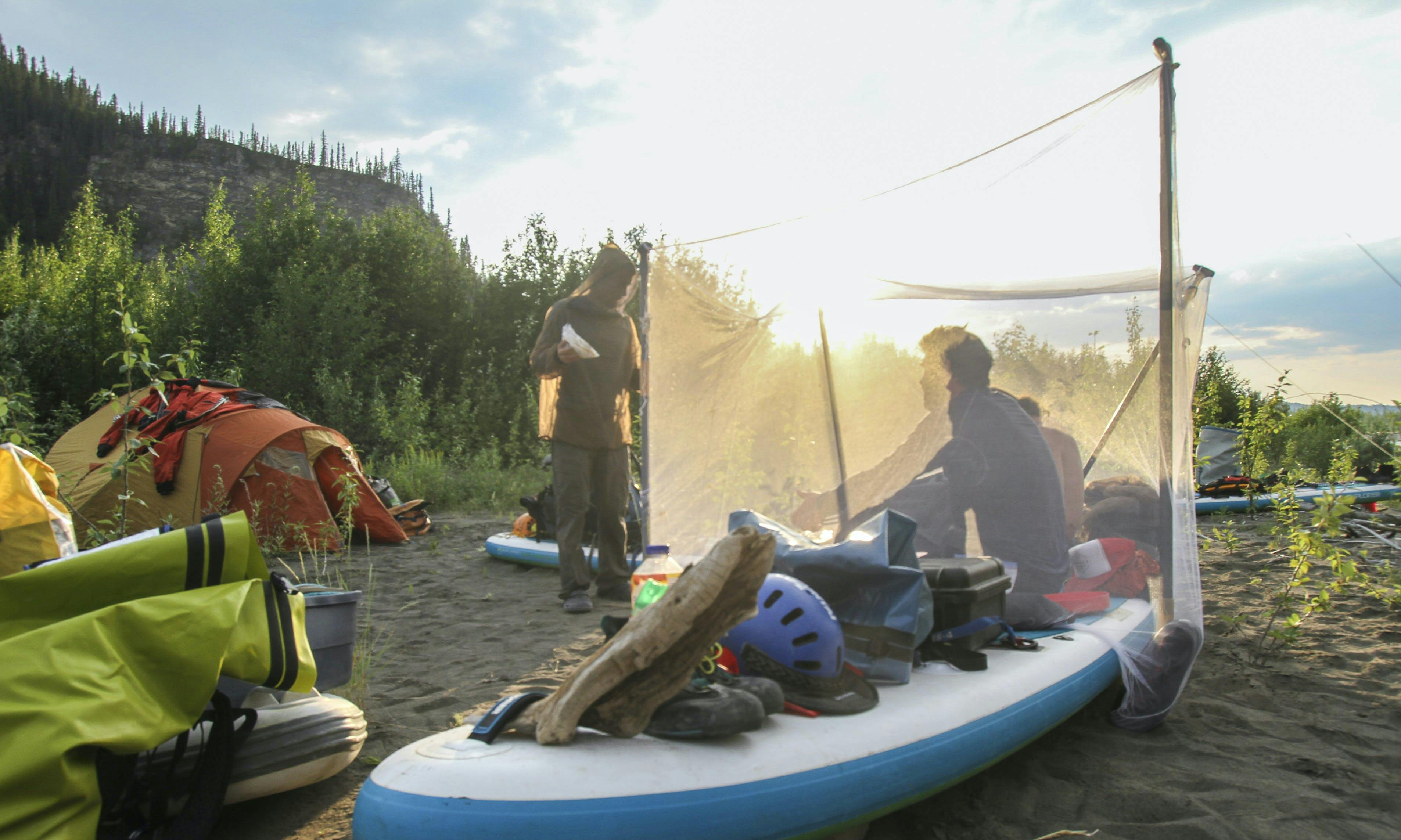 Les vêtements et abris antimoustiques ont été mis à l’épreuve lors de cette expédition de surf à pagaie soutenue par MEC. Photo : Todd Lawson
