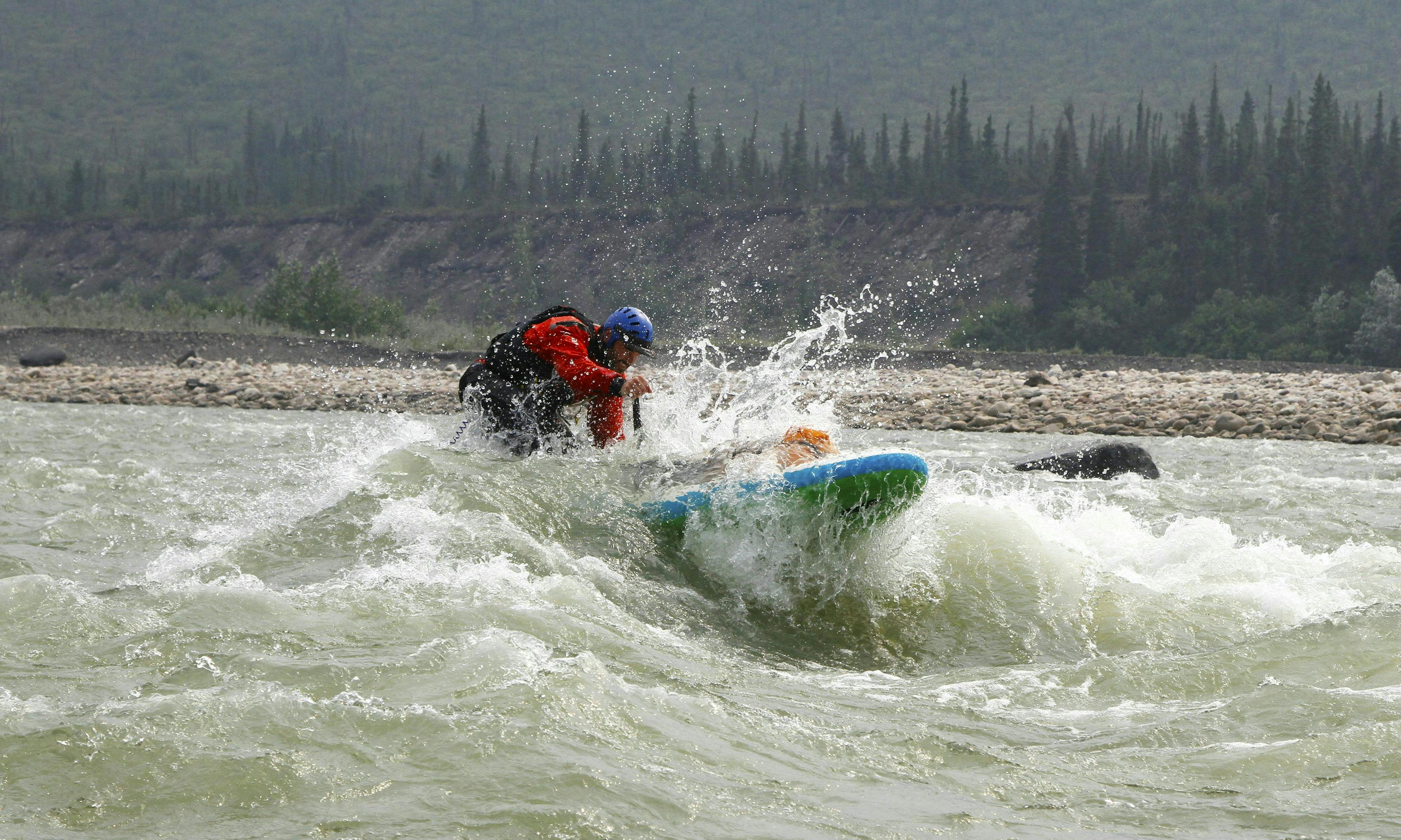 En pleine action dans les rapides de la rivière Mountain, dans les Territoires du Nord-Ouest, dans le cadre d’une expédition soutenue par MEC. Photo : Jimmy Martinello